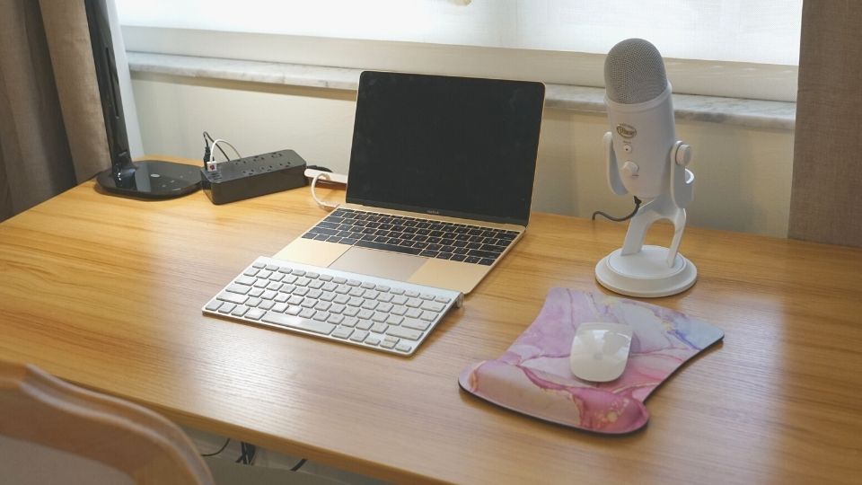 stand-up-desk-adjustable-automatic-with-buttons-for-home-office-set-up-ideal-for-blogger-blogging-2